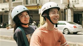 許光漢、清原果耶在《青春18x2 通往有你的旅程》台北騎摩托車。（圖／翻滾吧男孩電影有限公司提供）