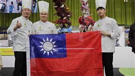 世界青年甜點盃  台灣代表隊勇奪第2台北城市科技大學烘焙學程主任李國溢（左）擔任台灣代表隊教練，帶領選手王上承（中）、李哲瑋（右）赴義大利參加世界青年甜點盃，並以經典文學西遊記發想創作，勇奪第2名。（城市科大提供）中央社記者許秩維傳真  113年1月31日