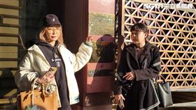 ▲雪碧(左)赴台北地檢署要對Toyz和網友提告公然侮辱、誹謗等罪。（圖／記者楊佩琪攝）