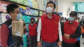 朱惕之帶隊赴量販賣場稽查新北市副市長朱惕之（前右2）31日親自率領市府公共安全聯合稽查小組前往三重區家樂福量販店，針對年貨及食品標示、儲存環境是否符合衛生規範、是否確實標示肉品產地，以及賣場消防安全設備是否動作正常、各項安全設施是否通暢無阻等項目進行稽查。（新北市政府提供）中央社記者王鴻國傳真  113年1月31日