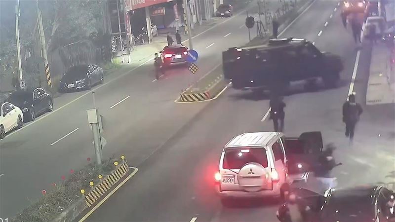 保一裝甲車狠撞民宅！維安持槍攻堅畫面曝