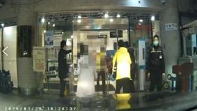 7歲男童癲癇發作父母急攔警車 土城警鳴警笛3分鐘到院（圖／翻攝畫面）