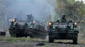 陸軍113年春節加強戰備第二作戰區肩負東部地區戰備重任，機步排CM21甲車超越攻擊。（圖/記者邱榮吉攝影）