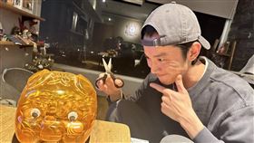 吳慷仁殺豬公。（圖／翻攝吳慷仁臉書）