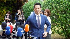 蔣萬安受訪回應時事台北市長蔣萬安（前）31日在松山文創園區出席公開活動，會前受訪回應台北市議會今年總預算案審查、立法院長選舉等相關時事議題。中央社記者徐肇昌攝  113年1月31日