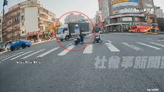 超派！貨車猛按喇叭左轉　直行車驚險閃躲