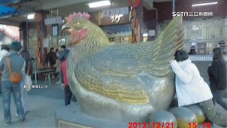 獨／臉貼金雞屁股祈福　廟方：求嫁好丈夫