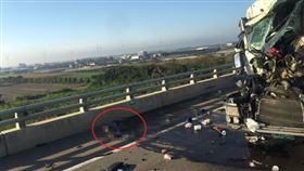 台61線死亡車禍！疑故障下車查看　大貨車駕駛遭撞身亡，圖／記者爆料網