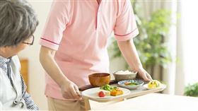 然而，鼻胃管只是權宜之計，因為除了有異物感、影響臉部外觀之外，食物需打成糊狀再予以灌食也會讓家人失去品嘗食物滋味的基本滿足感。