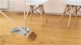 掃地。（pexels）