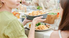 聚餐,吃飯。（pexels）