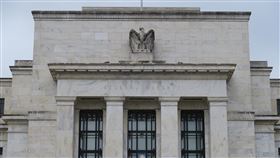 聯準會利率連10升後止步  預告下半年恢復升息美國聯邦準備理事會連10次決議升息後，14日宣布政策利率不變，維持在16年高點，多數官員預期下半年至少升息2碼。圖為聯準會總部外觀。中央社記者尹俊傑華盛頓攝  112年6月15日