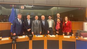 歐洲專家探討台灣選後與歐盟關係歐洲議會挺台議員恩席普（左1）、柯契夫（左2）、庫比柳斯（左4）、史蒂芬尼茲（後排右1）出席在議會舉辦的台灣選後論壇；駐歐盟代表李淳（左3）與歐洲智庫學者方嫻雅（右1）、倪雅玲（右2）在會中提出歐盟對台強化關係建議。中央社記者田習如攝 113年1月31日