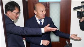 韓國瑜拜會民眾黨立法院黨團代表國民黨角逐立法院長的不分區立委當選人韓國瑜（中）29日上午拜會民眾黨立法院黨團，民眾黨不分區立委當選人黃國昌（左）迎接韓國瑜。中央社記者吳家昇攝  113年1月29日