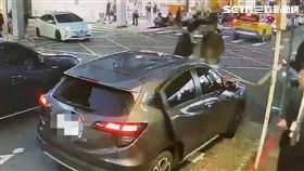 北市陳姓轎車駕駛與王姓機車騎士在光復南路與延吉街口發生行車糾紛。（圖／翻攝畫面）