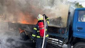 金門一名莊姓男子昨天（31日）下午駕駛小貨車行經金寧瓊安路時，車輛後斗不明原因起火狂燒，警消獲報場後撲滅火勢，但車上700多瓶價值約170多萬的麥卡倫洋酒已全被燒毀