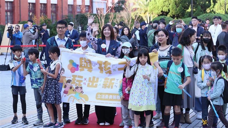 立院「滿島光」閃亮出擊！盼為孩子爭福利