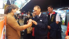 東大門夜市愛心店家響應減塑政策，不主動提供塑膠袋，顧客需要購買時他們就請顧客投零錢到竹筒。（圖／慈濟基金會提供）