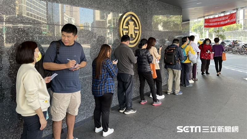圖／今天銀行排長龍　民眾搶換「新」台幣