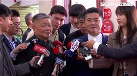 顏寬恒帶顏清標，以及一票鄉親一起走紅毯。