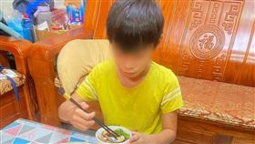 好久沒有吃豐富的晚餐，雋雋可以吃很飽，不必餓肚子。（圖／台灣世界展望會提供）