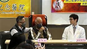 徐伯伯（中）數度無法言語、頻頻擦拭淚水，向醫師鞠躬致謝。（圖／記者簡浩正攝影）