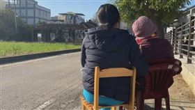 苗栗縣後龍鎮1處三合院今天突然冒出火煙，印尼籍看護攙扶著90多歲老婦人急忙逃出屋外，消防隊員趕抵現場順利控制火勢，幸無人傷亡，詳細起火原因還要進一步調查。