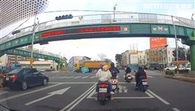 砂石車撞斷公路指示牌　路邊被肇事車扛走（圖／翻攝畫面）