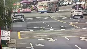 北市1名紅衣婦人與司機爆發口角後，下車攔住新店客運公車去路，。（圖／翻攝畫面）