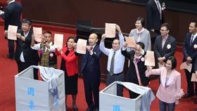 ▲國民黨立委在二輪投票繼續亮票。韓國瑜當選立法院長機會濃厚，與柯建銘在議場交談。（圖／記者邱榮吉攝影）