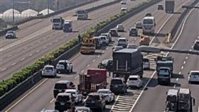 國1員林路段，10車連環撞，佔據內側2線，回堵(圖／翻攝自高公局影像)
