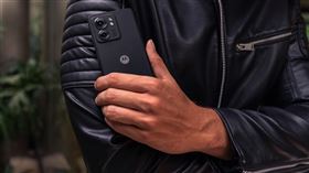 edge 40為市面上最薄的IP68手機，7.58mm超薄機身不僅展現極佳攜帶性，更無懼水塵威脅。（圖／品牌業者提供）