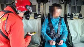 一行7人登山隊伍攀登八通關古道，23歲張姓女隊員昨天摔傷，頭部撕裂傷、右腳扭傷無法行走，搜救人員獲報後，分成地面及空勤隊伍，今天上午8時許將張女吊掛下山，送醫治療。