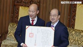 ▲韓國瑜當選立法院長，柯建銘頒發當選證書。（圖／記者邱榮吉攝影）