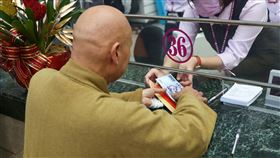 民眾台銀兌換新鈔（2）農曆新年將至，台灣銀行「鈔」前部署，除廣設裝填新鈔ATM，各分行也彈性加開櫃台，充分供應現鈔，服務有需求的民眾。圖為民眾上午到台灣銀行總行兌換新鈔。中央社記者吳家昇攝  113年2月1日