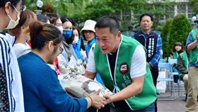 媒體關懷協會年前送暖 關懷弱勢贈1000公斤白米（圖／記者呂彥攝影）