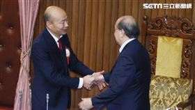 ▲韓國瑜當選立法院長，柯建銘頒發當選證書。（圖／記者邱榮吉攝影）