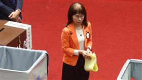 立法院副院長選舉　陳昭姿投票第11屆立委1日進行立法院長選舉，民眾黨立委陳昭姿（圖）因投票筆沾有印泥，不慎污染手指及選票，遭會議主席個人認定為廢票，她在下午副院長選舉投票時特別引關注。中央社記者王騰毅攝　113年2月1日