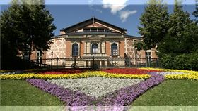 誕生超過一世紀、但直到2021年才有女指揮打破性別藩籬、首度登臺的拜魯特音樂節，今夏卻是「女力爆發」，一下將要迎來三位女性名指揮，分別擔綱《指環》、《飄泊的荷蘭人》與《唐懷瑟》。