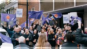 英國國家歌劇院（English National Opera）管弦樂團及合唱團團員為抗議院方提出的工作合約內容，終於決定聯手罷工。