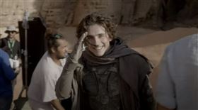 提摩西夏勒梅《沙丘：第二部》花絮中露出燦爛笑容。（圖／翻攝YT）