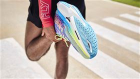 賽道上的競速王者HOKA CLELO X1撼動跑界。（圖／品牌業者提供）