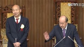 韓國瑜當選證書領到一半…有人大喊「恭喜草包院長」！他尷尬反應曝光