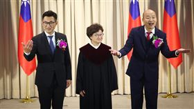 新任立法院正副院長完成宣誓就職（1）第11屆立法院正副院長選舉結果1日出爐，新任立法院長韓國瑜（右）、副院長江啟臣（左）在宣誓就職後，比出手勢邀請同黨立委上台合影。中央社記者王騰毅攝  113年2月1日