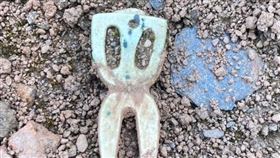 清華大學人社院學生1月31日在北三棧考古遺址一處農田進行地表踏查，眼尖發現國寶級人獸形玉玦。（圖取自facebook.com/nthu.archaeology）