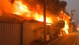 嘉義市驚傳大火！文化路鐵皮工廠「燒成一片火海」（圖／綠豆嘉義人 臉書）