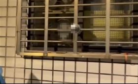 窗邊放驚悚女鬼照！附近居民：走路回家會嚇到