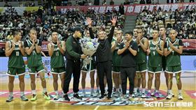 高中體總1日為松山高中籃球隊總教練黃萬隆進行退休儀式。（圖／記者蔡厚瑄攝影）