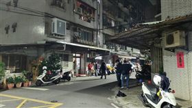 新莊1日晚間一處公寓傳出糾紛，警方到場逮捕一嫌後，另名犯嫌疑持槍械逃逸，警方正進行攔截圍捕中。（圖／記者游承霖攝影）