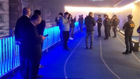 NET商場恐充公！基隆東岸商場易主　大批警力「配合換鎖」驚見黑衣人（圖／鏡週刊）